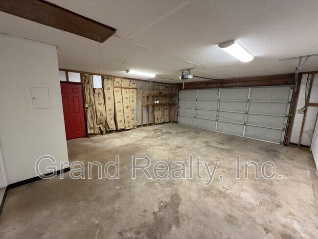 Building Photo - 5621 Lia Dr