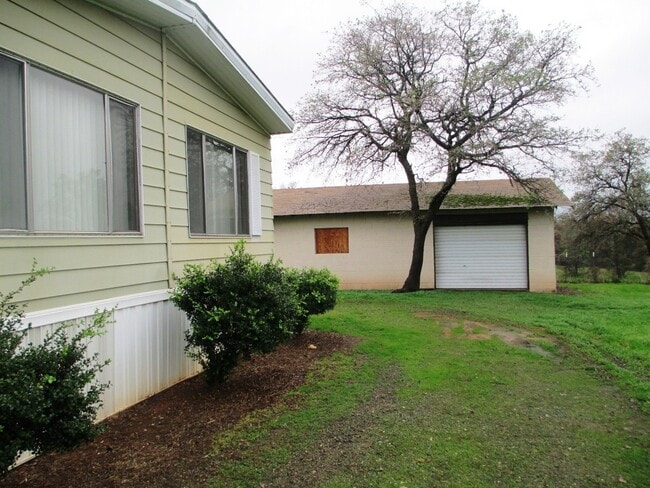 Building Photo - 2 Bedroom 2 Bath and 1,400 SqFt. $1,095 Re...