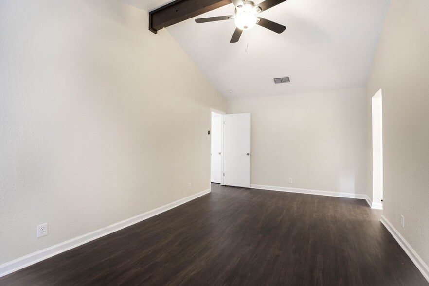 Building Photo - 7506 Lincoln Village Dr