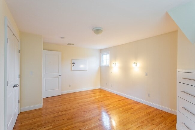 Building Photo - 11 Green St