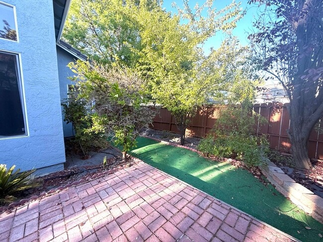 Building Photo - Beautiful 2 Story 4 Bedroom 2.5 Bath Home ...