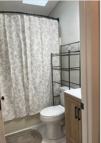 Building Photo - 916 Kyle Ave NE