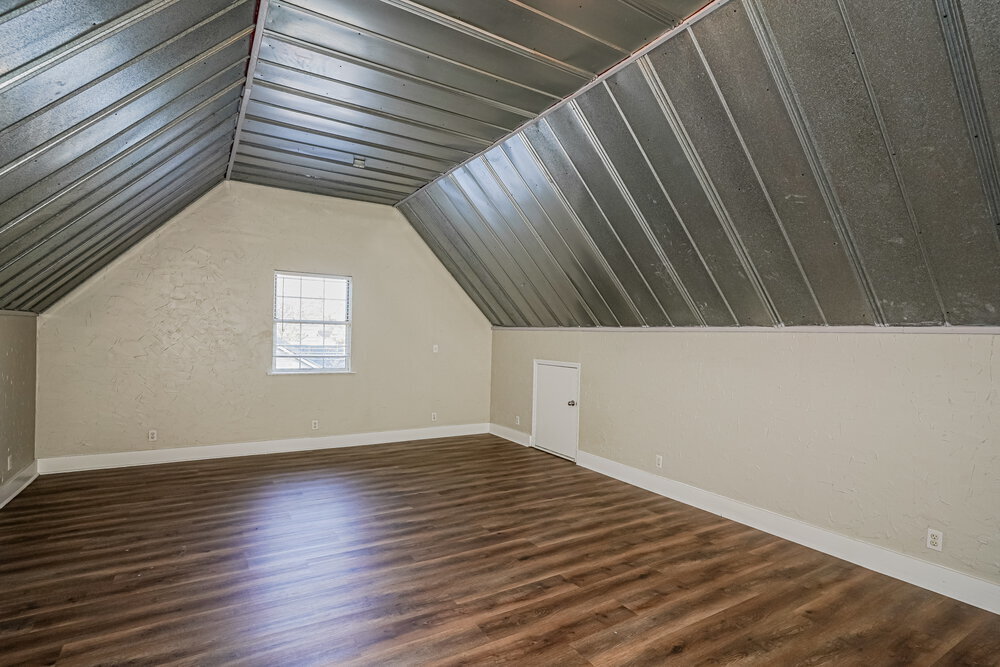 Building Photo - 642 Knollwood Dr