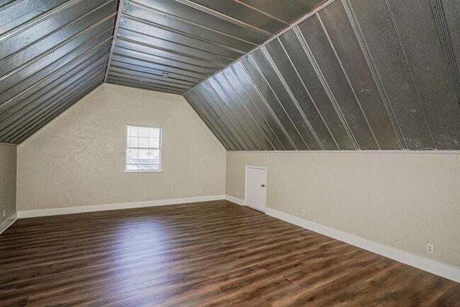 Building Photo - 642 Knollwood Dr