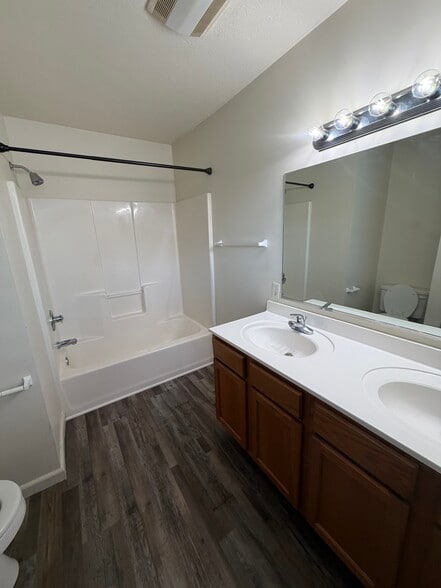 Master's bathroom - 1443 W Westwind Ct