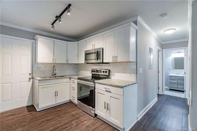 Building Photo - Two Bedroom Duplex Great Features and Comf...