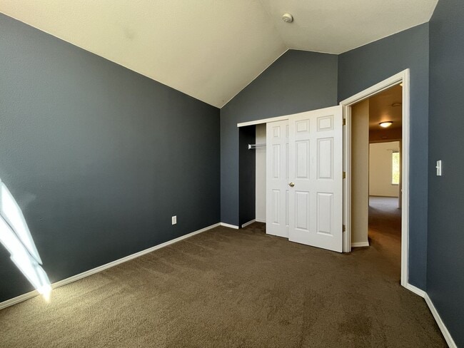 Building Photo - Spacious 3 Bedroom Home with Open Layout, Vaulted Bedrooms & Trail Access