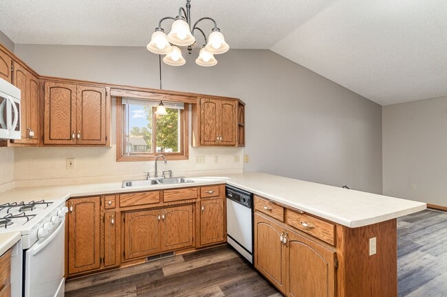 Building Photo - 2 Bed | 1 Bath Updated One Level Home