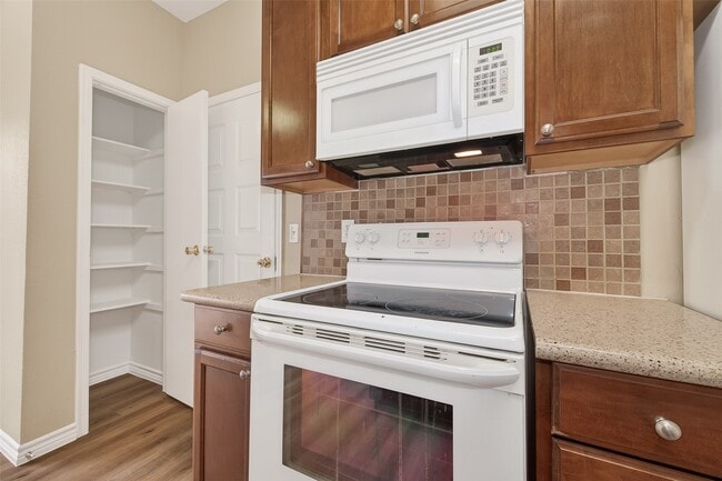 Building Photo - 10811 Richmond Ave.