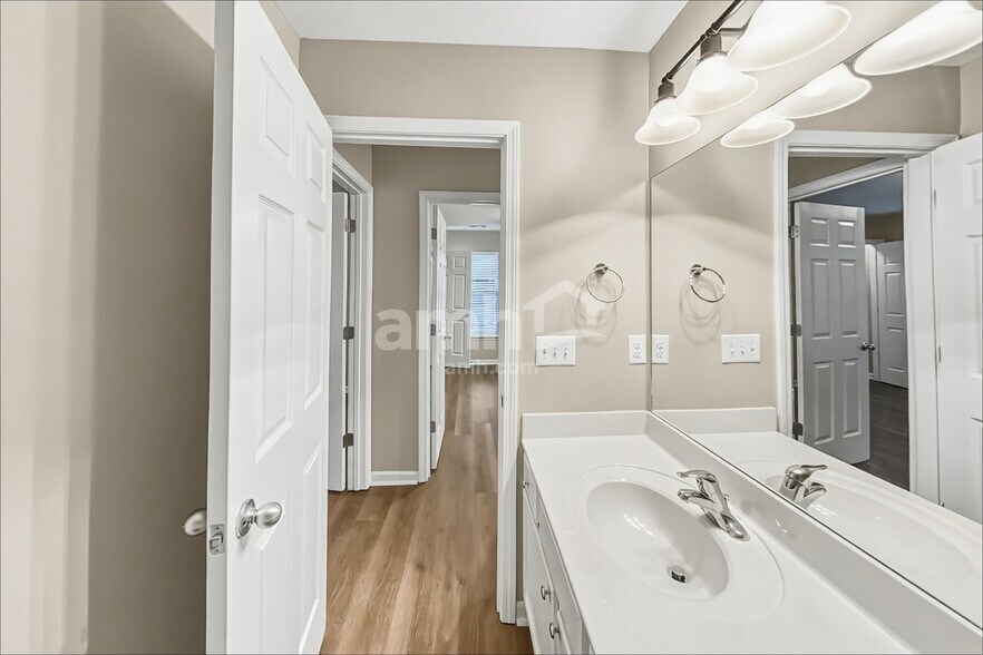 Building Photo - 1808 Bunting Way Dr