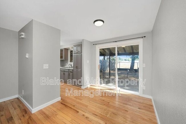 Building Photo - 2402 SE 9th Ct