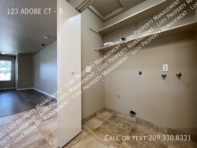 Building Photo - 123 Adobe Ct