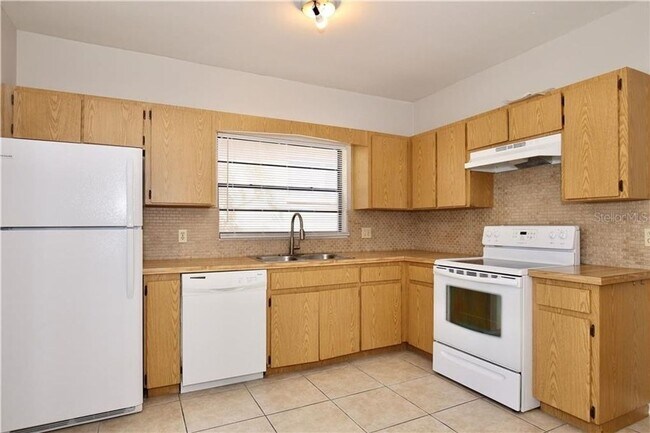 Building Photo - Just Listed!   Updated 2 Bedroom Townhome located in Downtown Orlando
