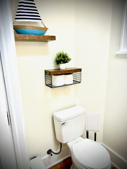 Half bath - 1501 20th Ave N