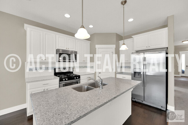 Building Photo - Row End Townhome in Orem!