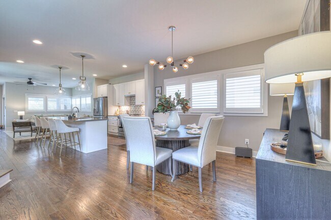 Building Photo - Luxurious 4BR Home Close to 12 South