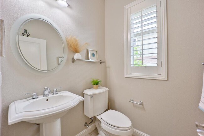 Building Photo - 492 Tyndall St