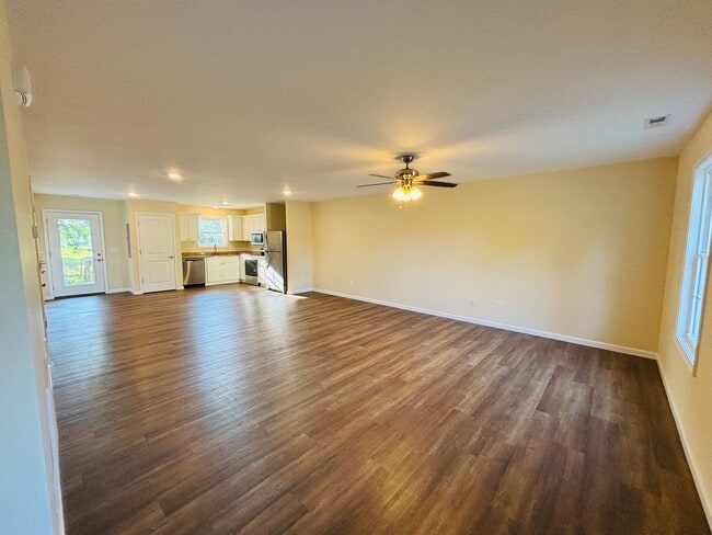Building Photo - 3 Bedroom, 2.5 Bath Townhouse