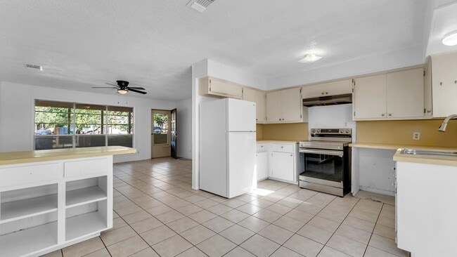 Building Photo - 848 Pecan Ln