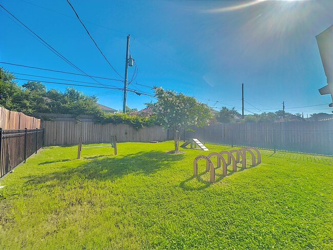 Building Photo - 418 Yale Oaks Ln