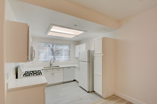 Building Photo - Horizon Hills Condominiums