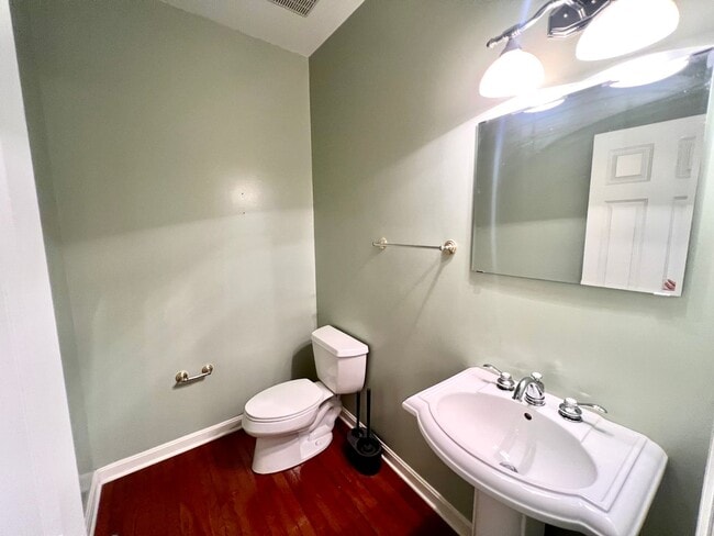 Building Photo - Beautiful Townhome - 3 bedroom 2.5 bath - Must see!