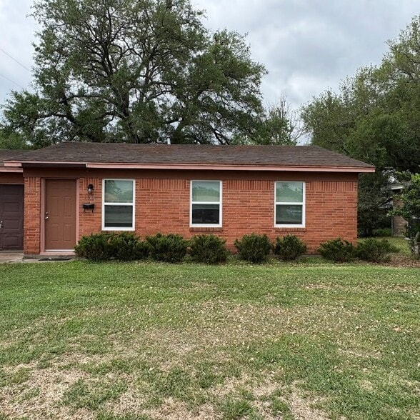 Building Photo - 1301 Stadium Dr