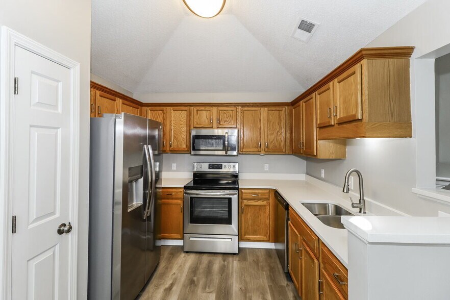 Building Photo - 7086 Lagrange Hill Dr