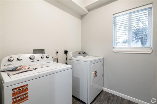 Building Photo - 100 N 5th St