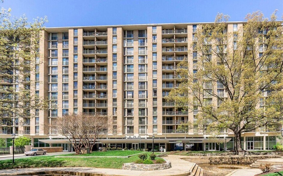 Building Photo - 4600 S Four Mile Run Dr
