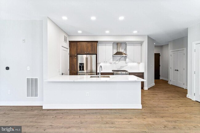 Building Photo - 635 Slaters Ln