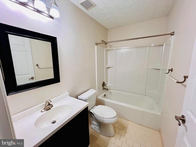 Building Photo - 2406 Forest Edge Ct