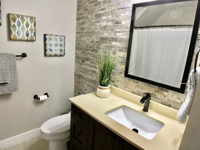 Building Photo - Charming 3/2 home in South Tampa