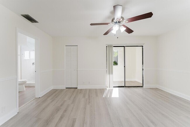 Building Photo - 302 NE 36th St