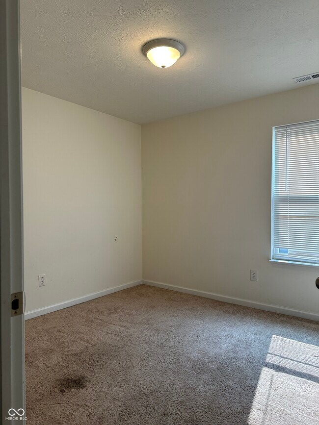 Building Photo - 972 Redwood Dr