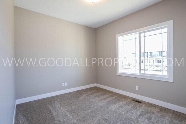Building Photo - Beautiful ranch home with over 2000 finish...