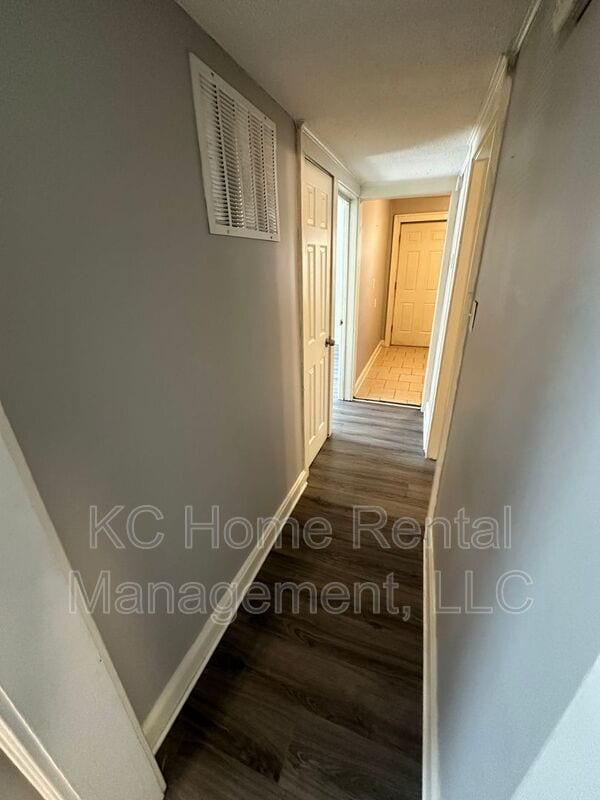 Building Photo - 1112 W 41st Ter