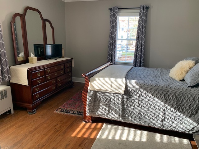 Queen bedroom - 69 1st St