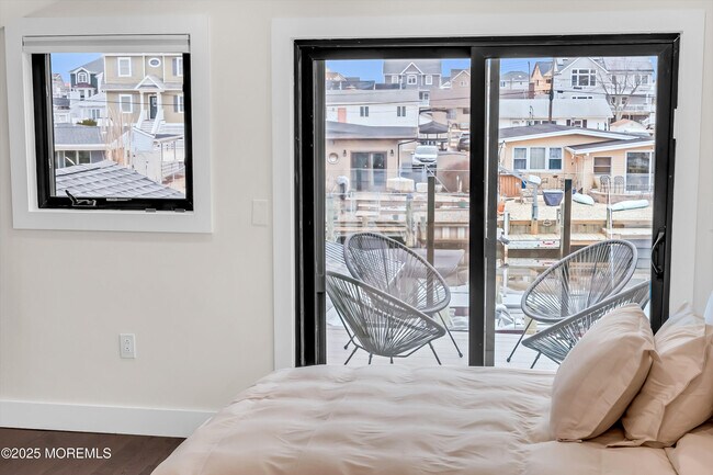 Building Photo - 320 Silver Lagoon Dr