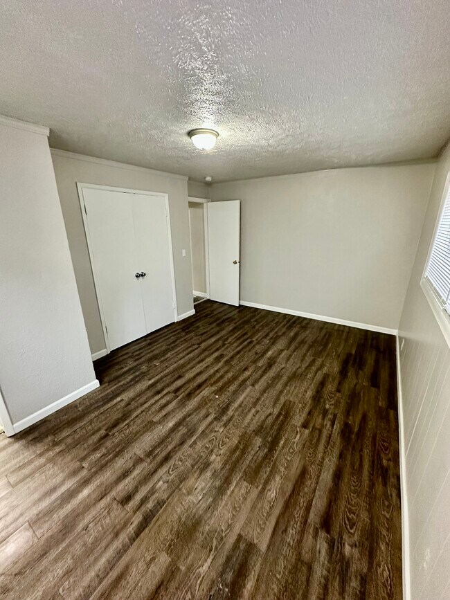 Building Photo - 947 E Augusta Ave