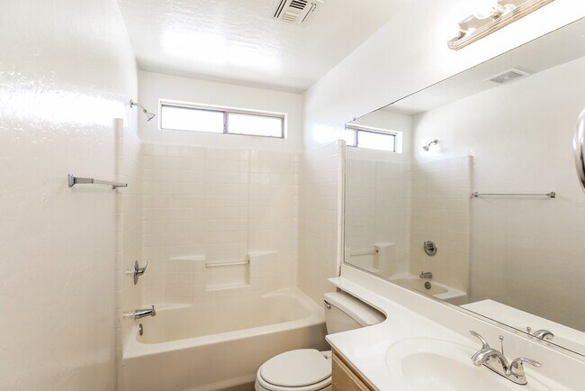 Building Photo - 11402 W Mohave St