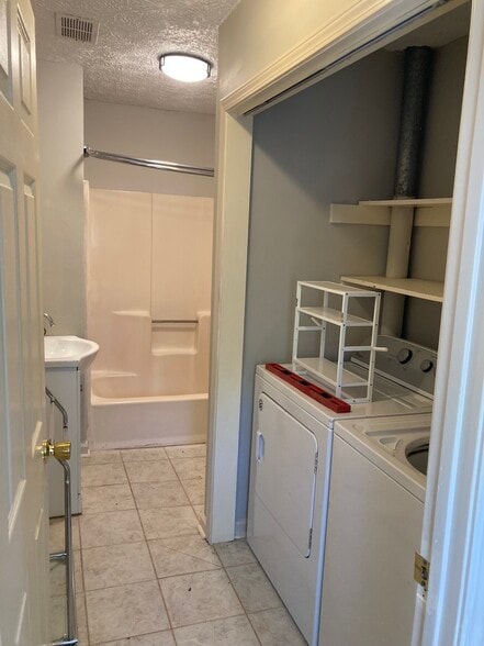 Full bathroom upstairs - 2255 Winterville Rd
