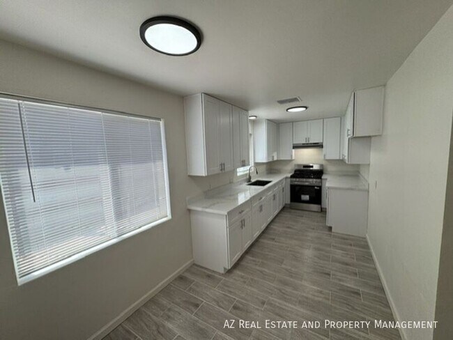 Building Photo - 1005 E Turney Ave