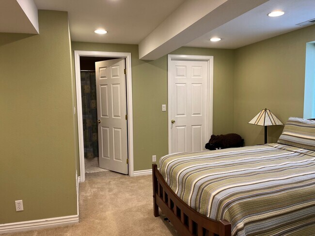 Building Photo - 1014 E 132nd Way