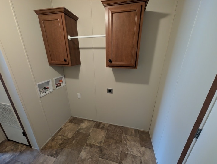 Building Photo - 15843 Charlemagne Ave W