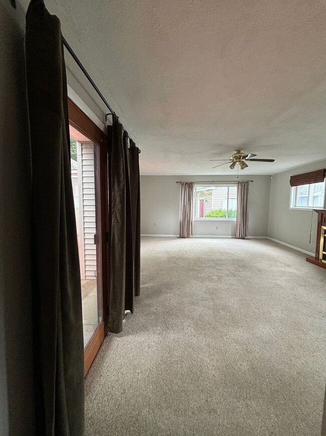 Building Photo - Spacious Home in Gaylord