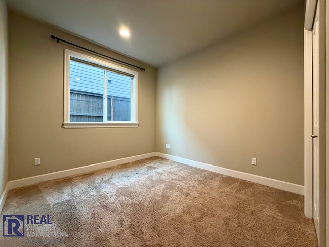 Building Photo - 15584 SW Thrush Ln