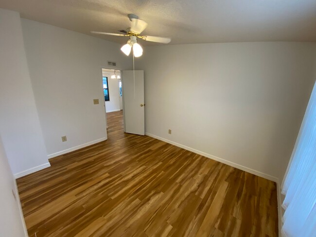 Building Photo - ANNUAL Rental - Unfurnished 2 Bedroom 2 Ba...