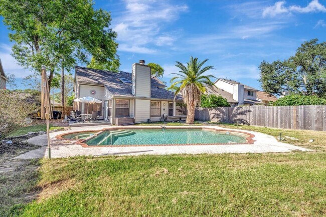 Building Photo - 15131 Cranbourne Dr