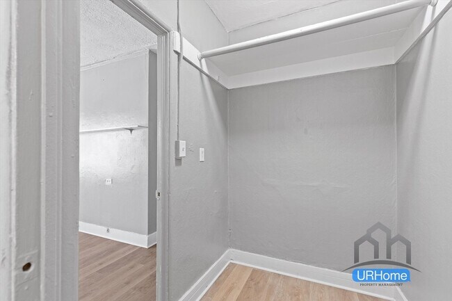 Building Photo - Exceptional Value: Charming Portland Studio ($1,100)
